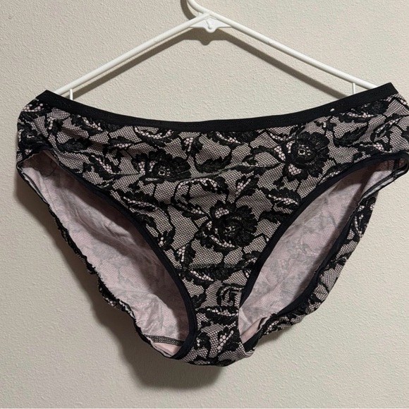 Women’s Cacique plus sized floral black bra and pantie set - Picture 5 of 6